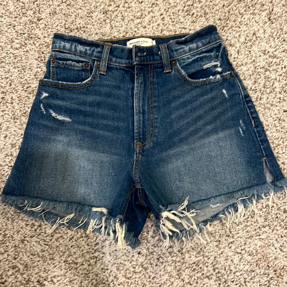 Abercrombie 4” mom short high rise. Size 26